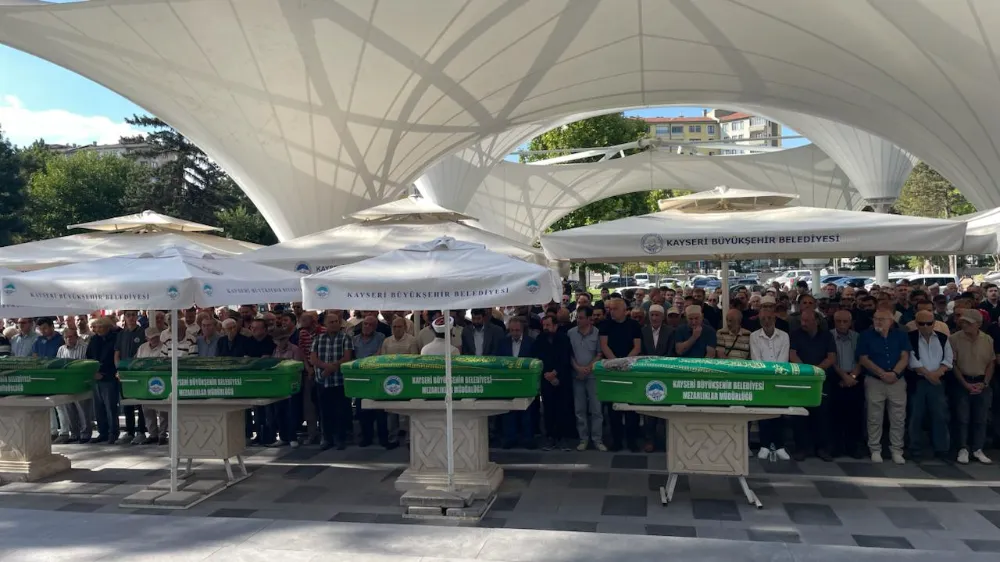 Trafik kazasında ölen anne ve oğlu toprağa verildi