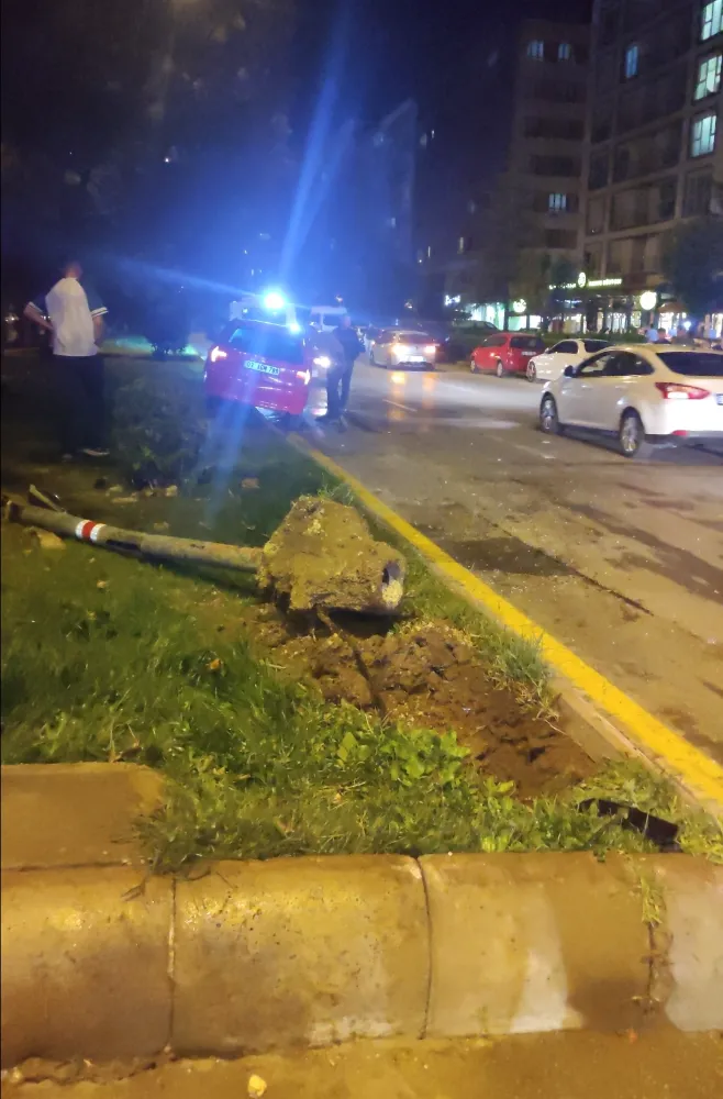 Kaza sonrası savrulan otomobilin çarptığı 3 kişiden 1