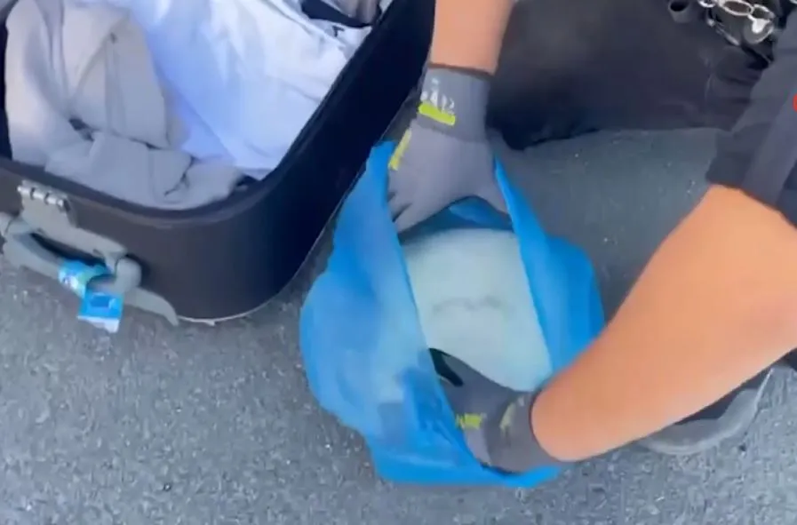 Çantasından 1 kilogram uyuşturucu çıktı!