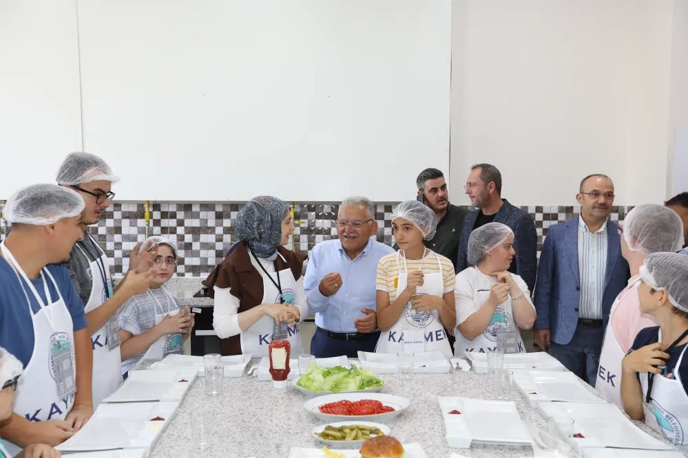 Büyükkılıç, özel çocuklarla birlikte hamburger yaptı