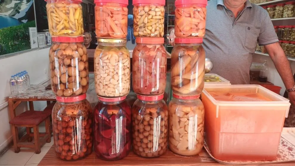 Turşu tezgahta satışta