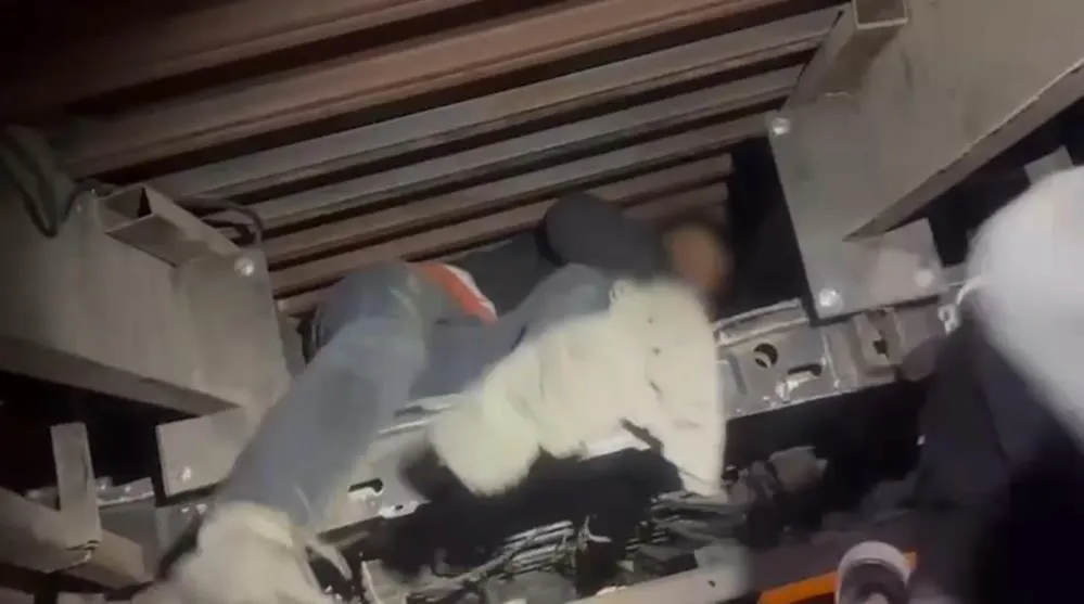 Oto kurtarıcıya yapılan gizli bölmede 2 düzensiz göçmen yakalandı