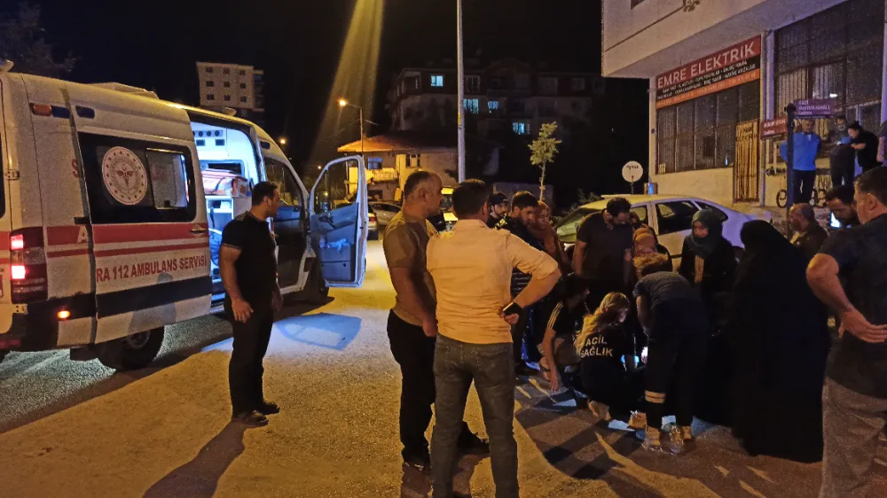 Otomobilin çarptığı motosikletteki 3 kişi yaralandı