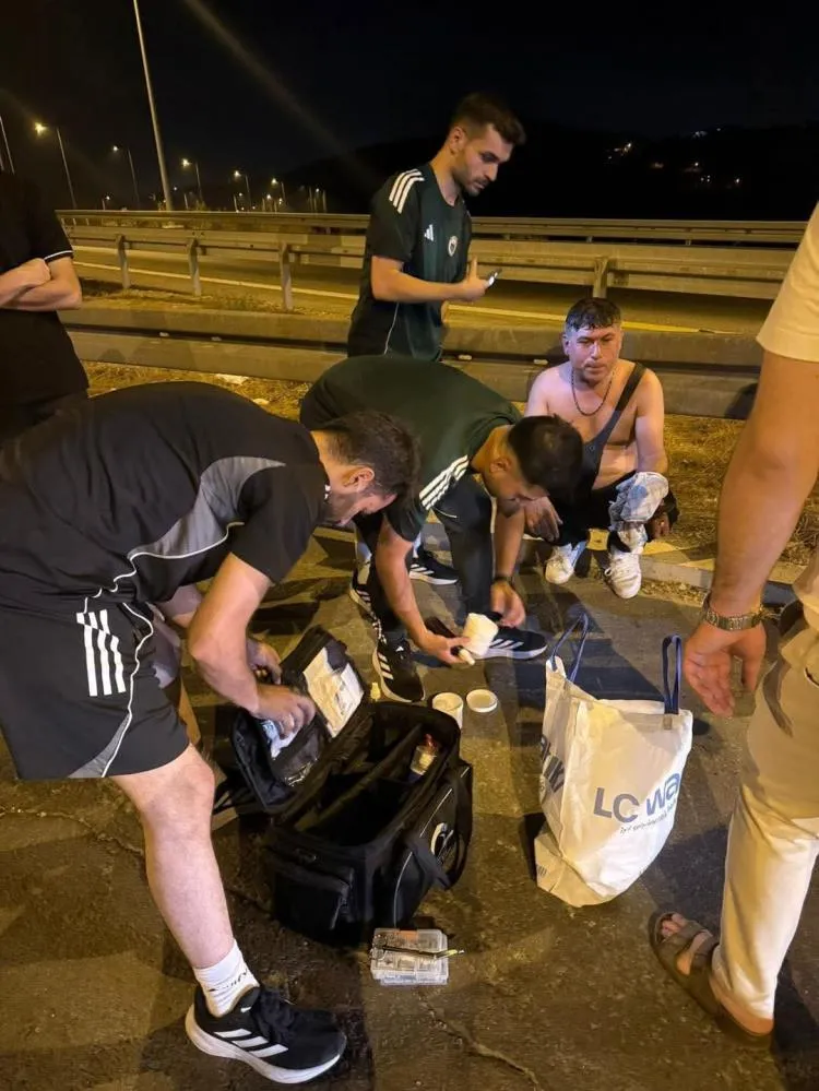 Futbolcular kazaya denk geldi, yaralılara müdahale etti