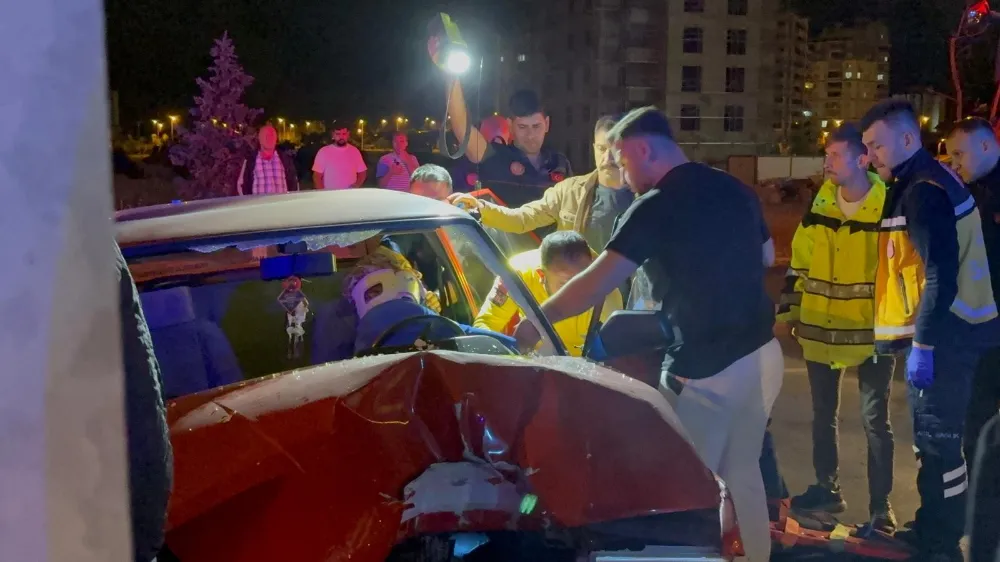  Aydınlatma direğine çarpan sürücü otomobilde sıkıştı: 3 yaralı