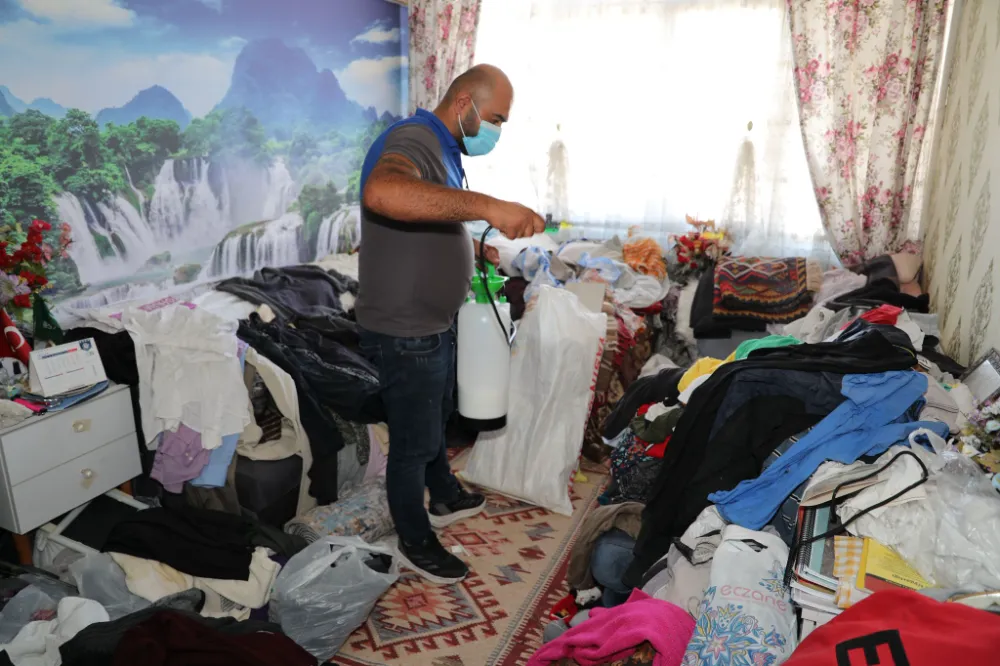 Müstakil evden 1 ton çöp çıkarıldı!