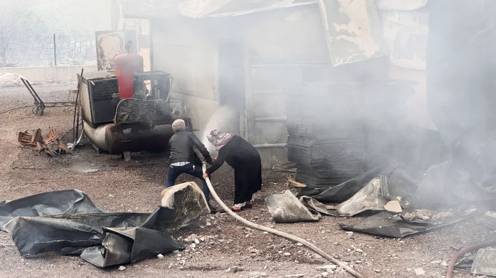 Mobilya fabrikasında çıkan yangın söndürüldü