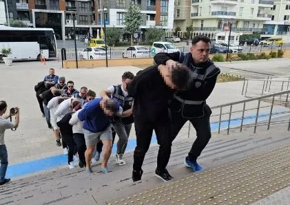 Şehit ailesini dolandıran 11 şüpheli adliyede