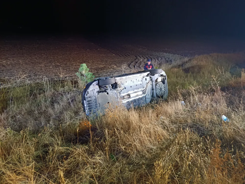 Şarampole devrilen otomobildeki 5 kişi yaralandı