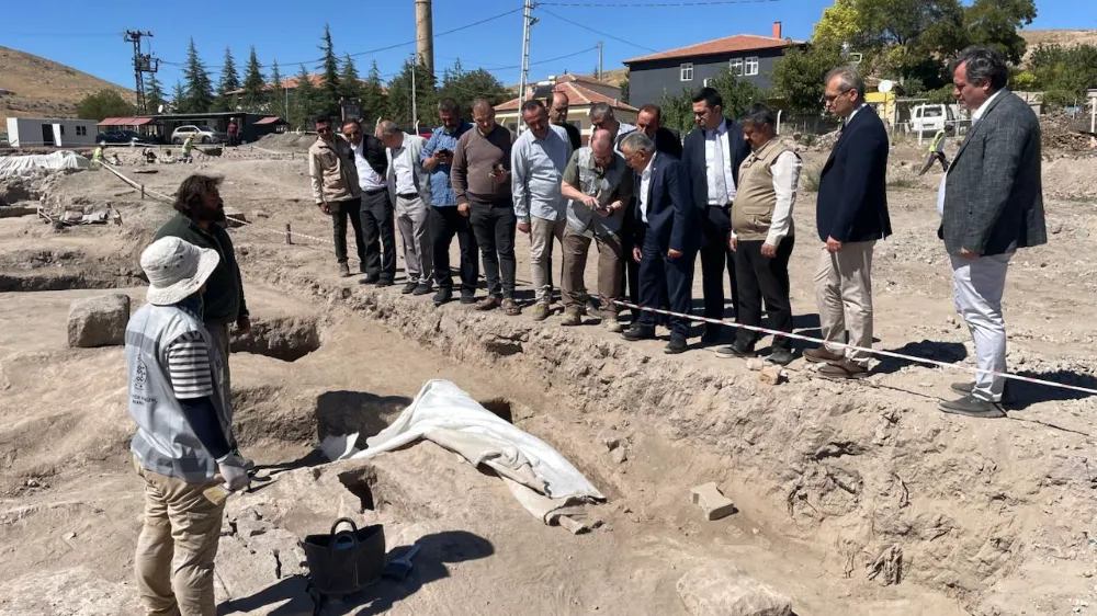 Mozaikli yapı alanında, mezarlar bulundu