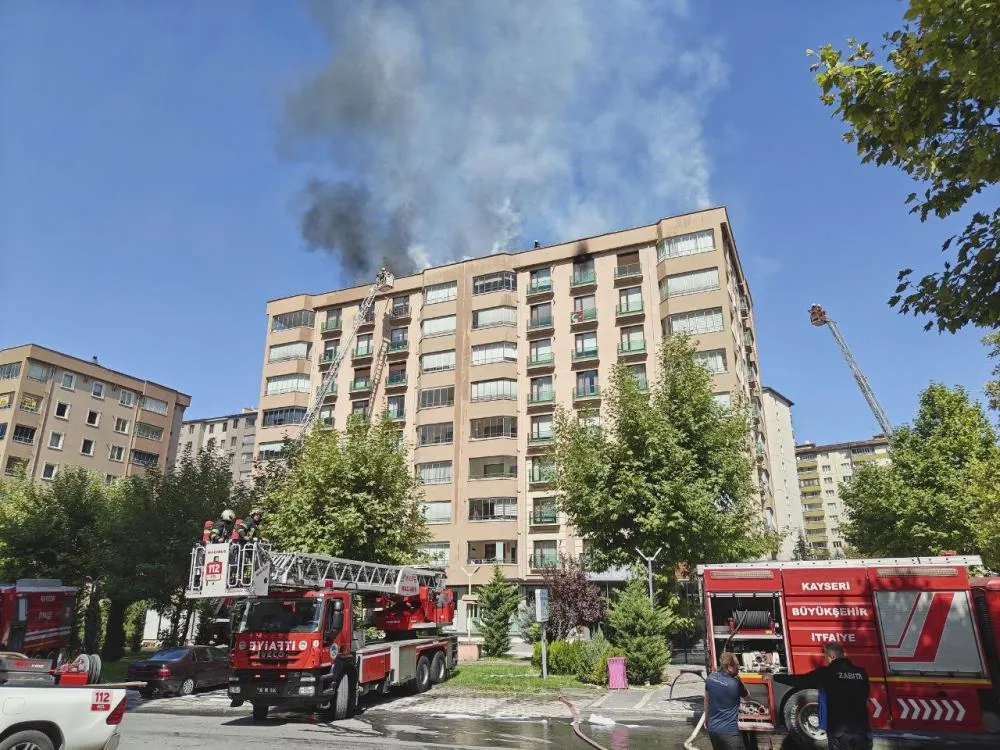 10 katlı binadaki çatı yangını söndürüldü