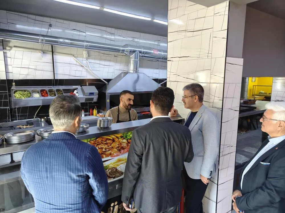 AK Partili Çopuroğlu esnafla buluştu