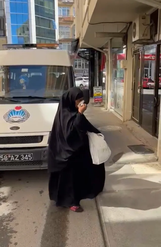 Dilenci topladığı paraları lahmacunun içine gizlemiş