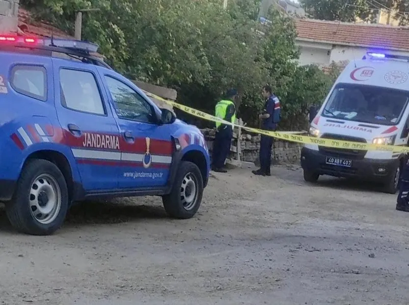 Anne ve babasını bıçakla öldürüp 2 akrabasını yaraladı