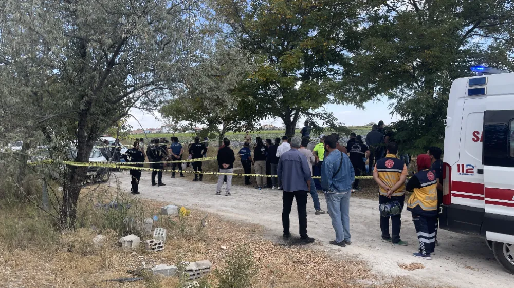 Yol kenarında erkek cesedi bulundu