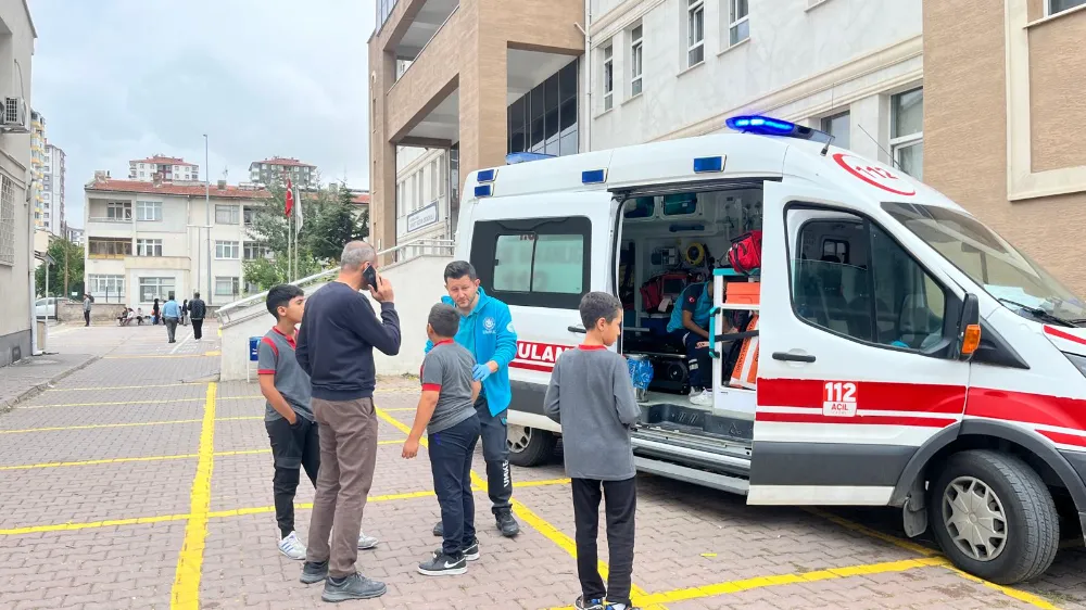 Yangın ziline basınca okulda izdiham çıktı: 15 öğrenci yaralı 