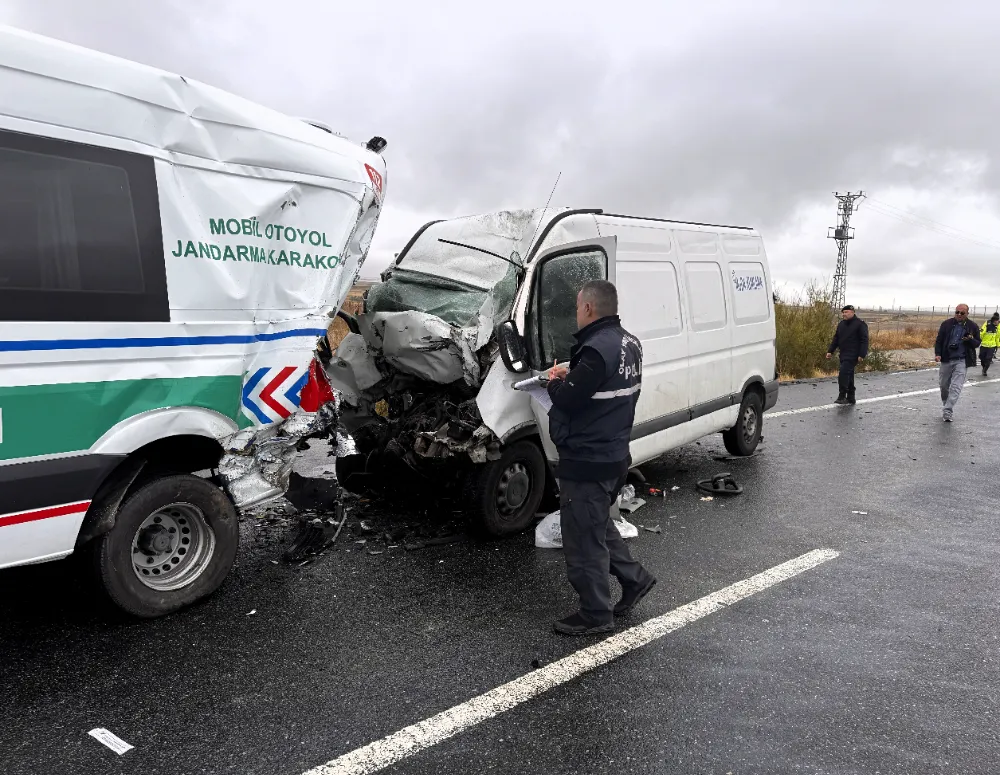 Trafik kazasında 2 asker şehit oldu, 1 kişi öldü