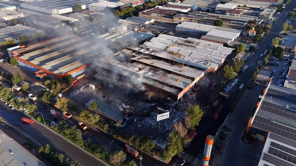 Fabrika yangınına 94 araç 12 iş makinesi müdahale etti