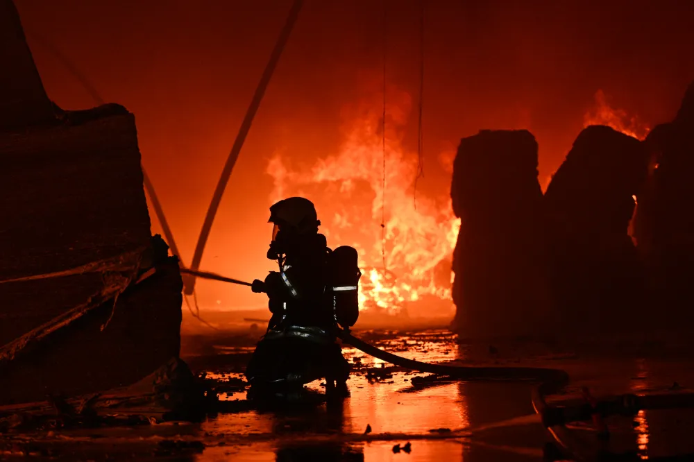 Keçe fabrikasında çıkan yangına müdahale ediliyor