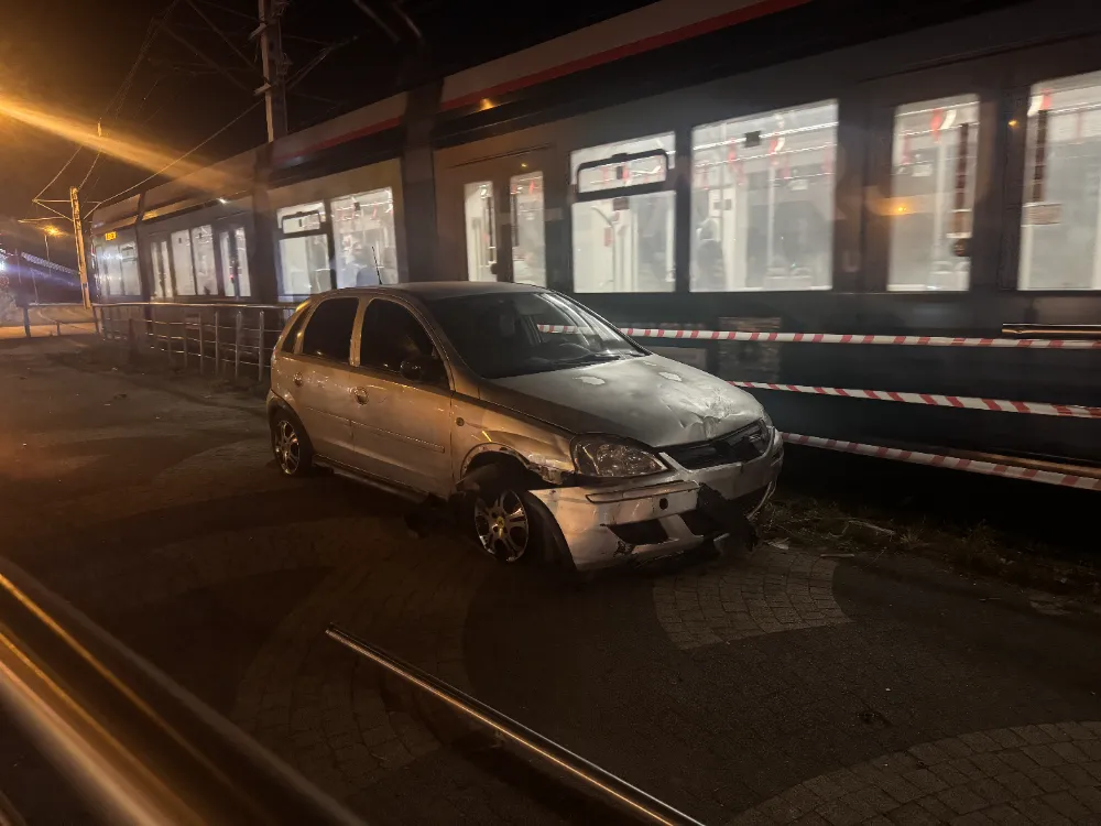 Alkollü sürücü tramvay yoluna girdi!
