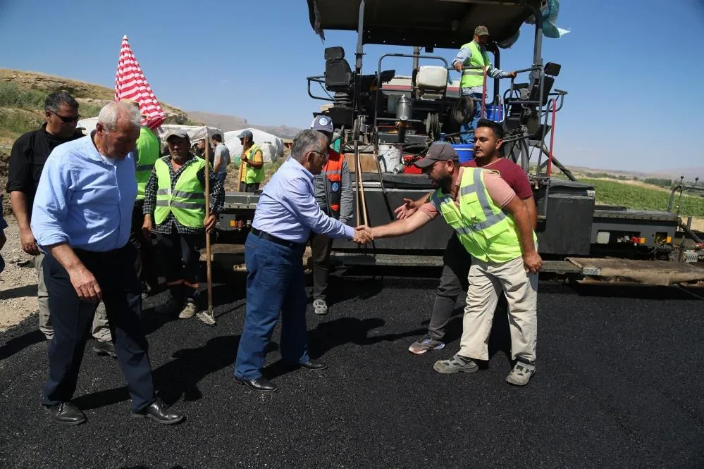 Büyükşehir’den kırsala 350 kilometrelik yol atağı