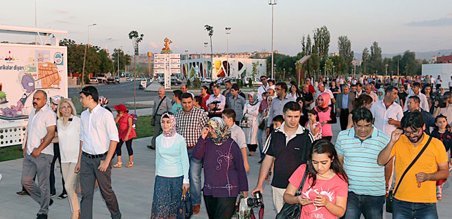 GAZETECİLER EŞ VE ÇOCUKLADIYLA ANADOLU HARİKALAR DİYARI`NI GEZDİ