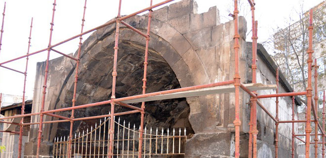 İKİ TARİHİ YAPIYI KORUMA ALTINA ALIYOR