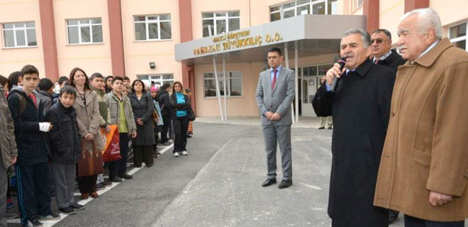 ÖNCE OKULU YAPTIRDI, SONDA İLK DERSİ VERDİ