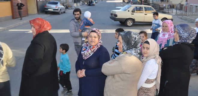 KAZA OLUNCA MAHALLELİ YOLU TRAFİĞE KAPATTI