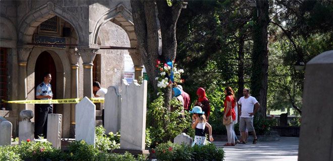 TÜRBEDE NAMAZ KILARKEN HAYATINI KAYBETTİ