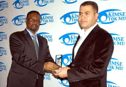 KİMSE YOK MU,DERNEĞİ BAĞIŞÇILARINA TEŞEKKÜR PLAKETİ VERDİ