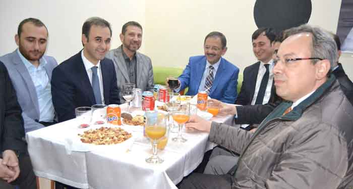 BÜYÜKŞEHİR BELEDİYE BAŞKANI ÖZHASEKİ, AK PARTİ'Lİ GENÇLERLE BULUŞTU