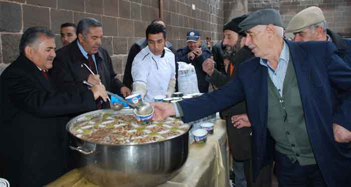 HUNAT ile CAMİKEBİR ÖNÜNDE AŞURE İKRAMI