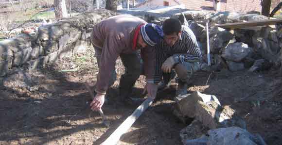 YATIRI GÜN YÜZÜNE ÇIKARMAK İÇİN YARDIM BEKLİYORLAR