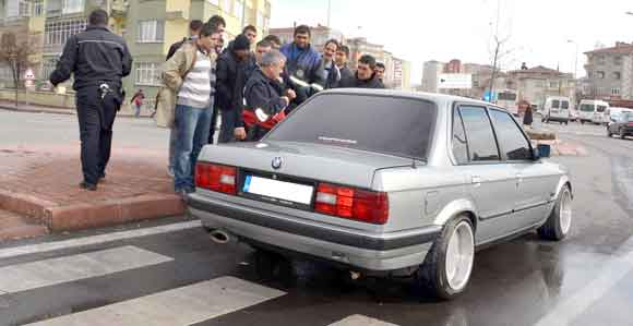 ARAÇ İÇİNDE YANMAKTAN SON ANDA KURTULDU