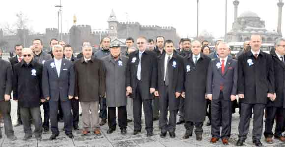 KAYSERİ SERBEST MUHASEBECİ MALİ MÜŞAVİRLER ODASI CUMHURİYET MEYDANINA ÇELENK BIRAKTI