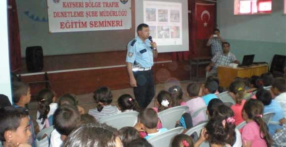 300 ÖĞRENCİYE TRAFİK KURALLARI ANLATILDI