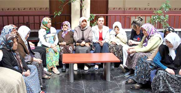 AK KADINLAR YAŞLILARI ZİYARET ETTİ