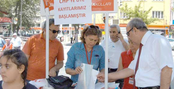 CHP ÜYE KAYDETMEK İÇİN SOKAĞA İNDİ